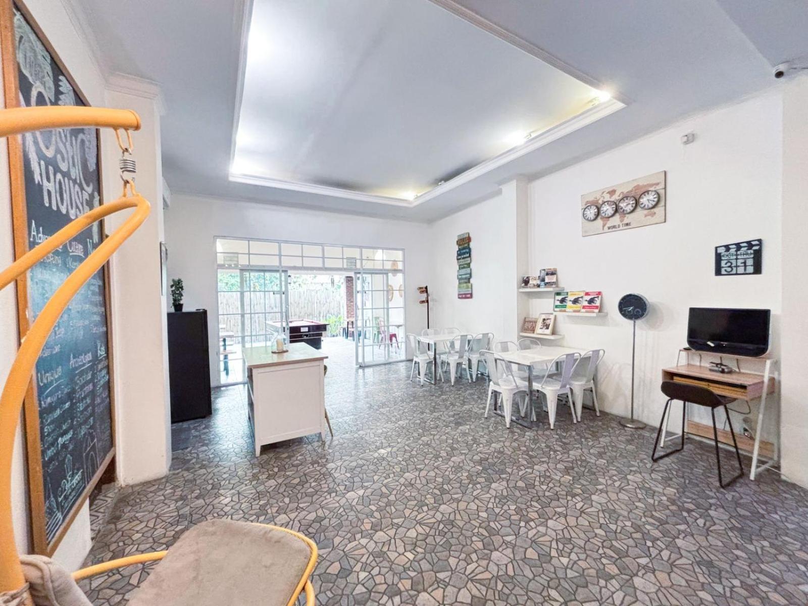 Ostic House Hostel Yogyakarta Exterior photo