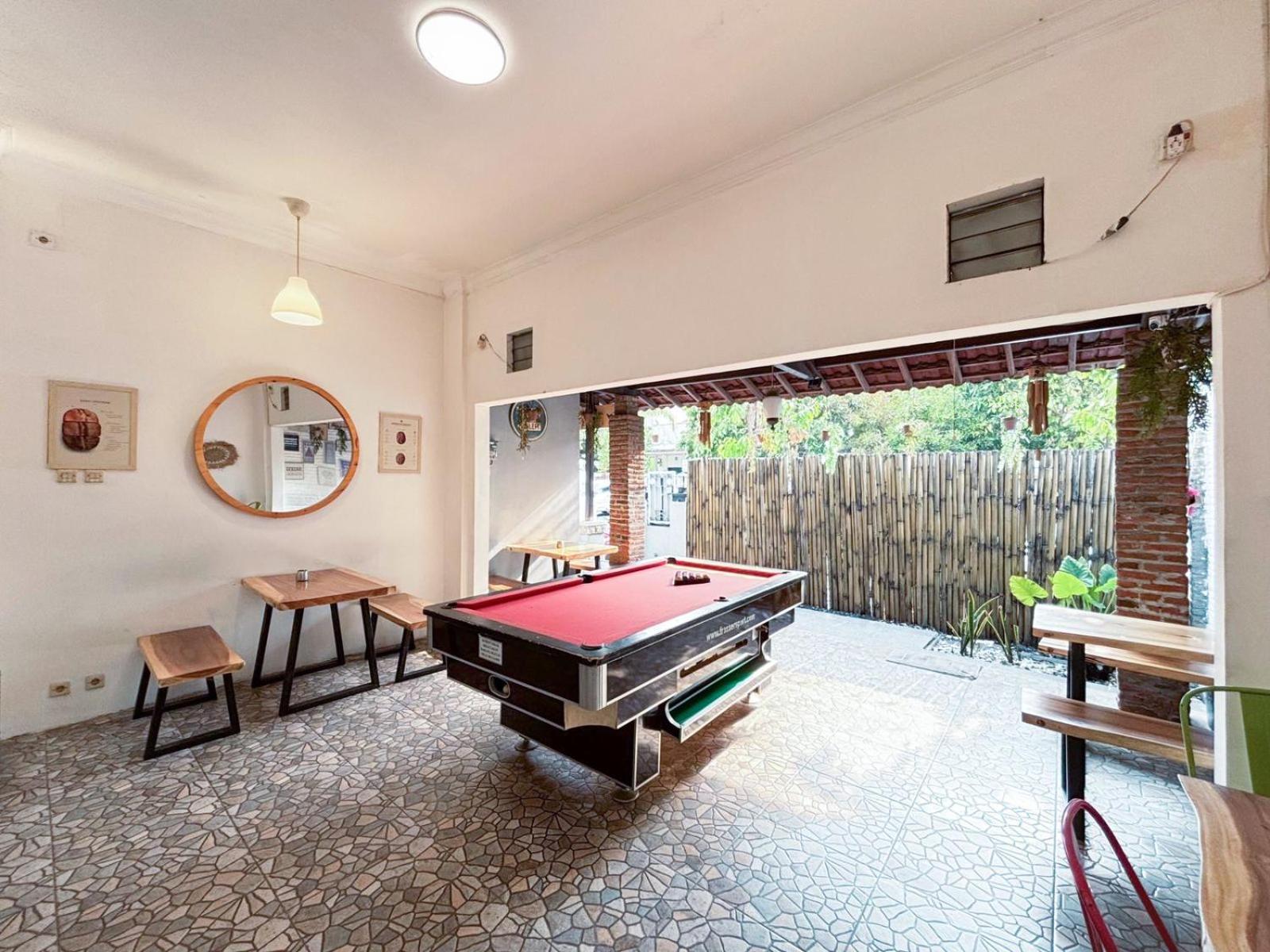 Ostic House Hostel Yogyakarta Exterior photo