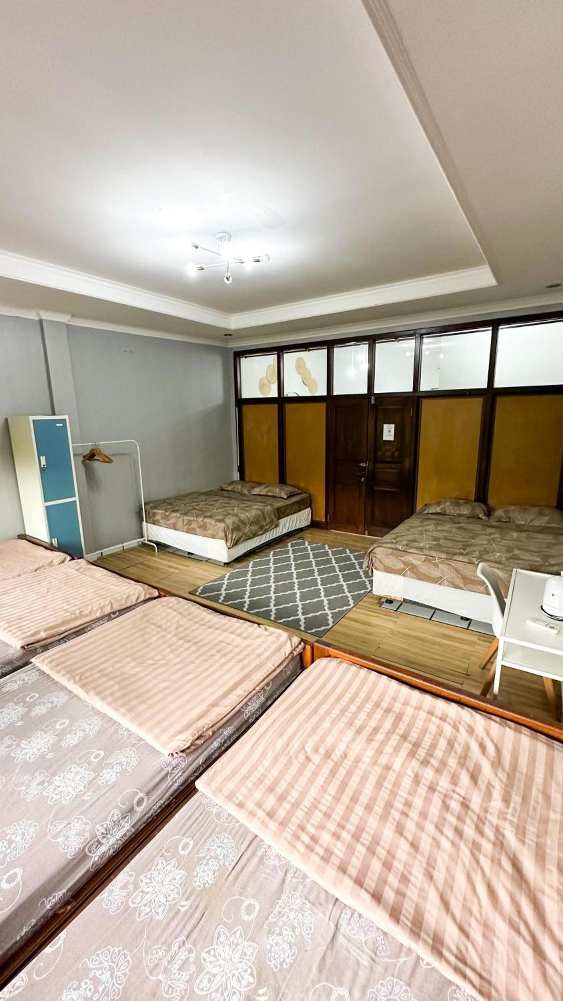 Ostic House Hostel Yogyakarta Exterior photo